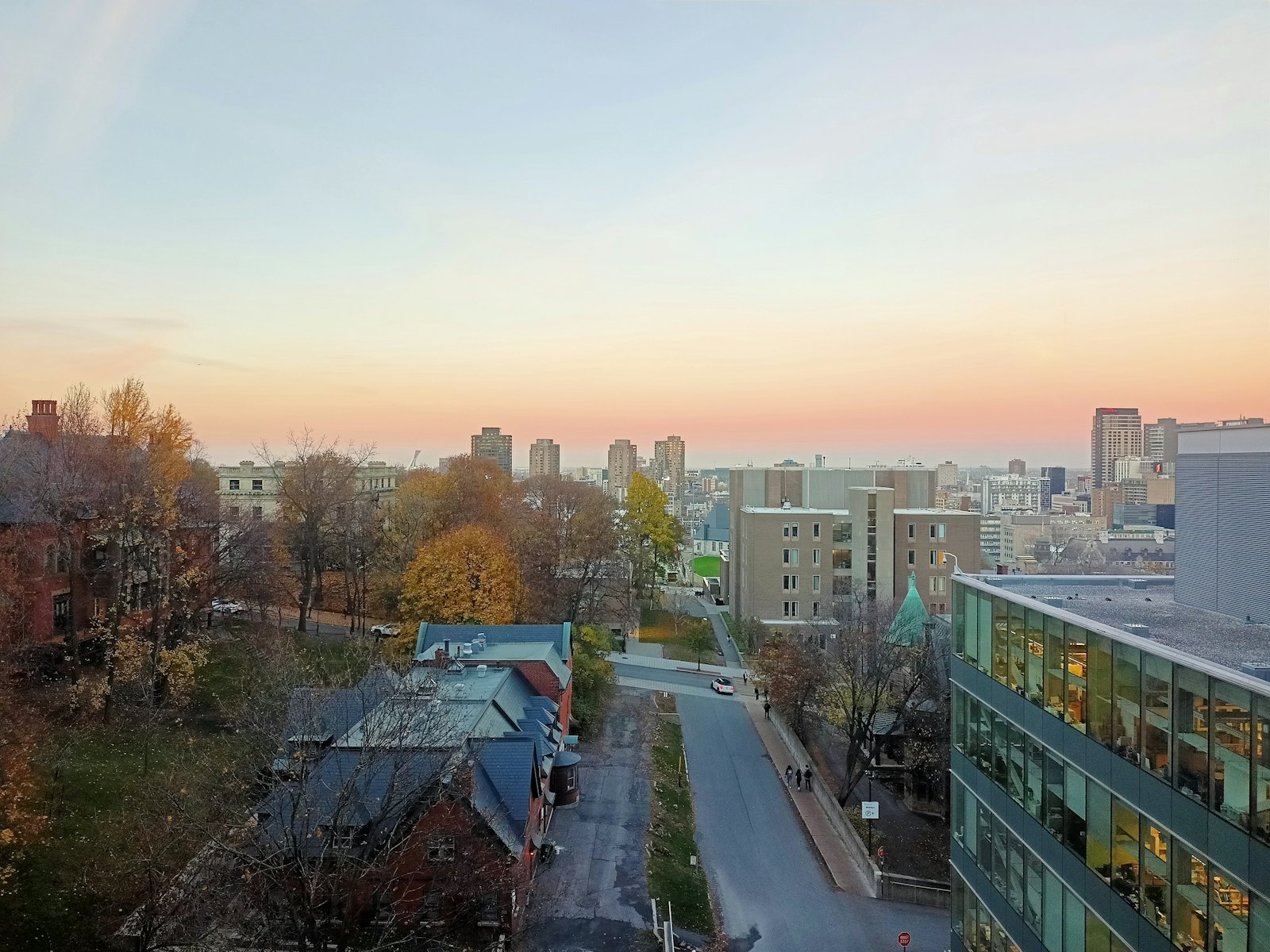 加拿大College校园秋季鸟瞰，枫叶红黄相间，现代教学楼与湖景相融