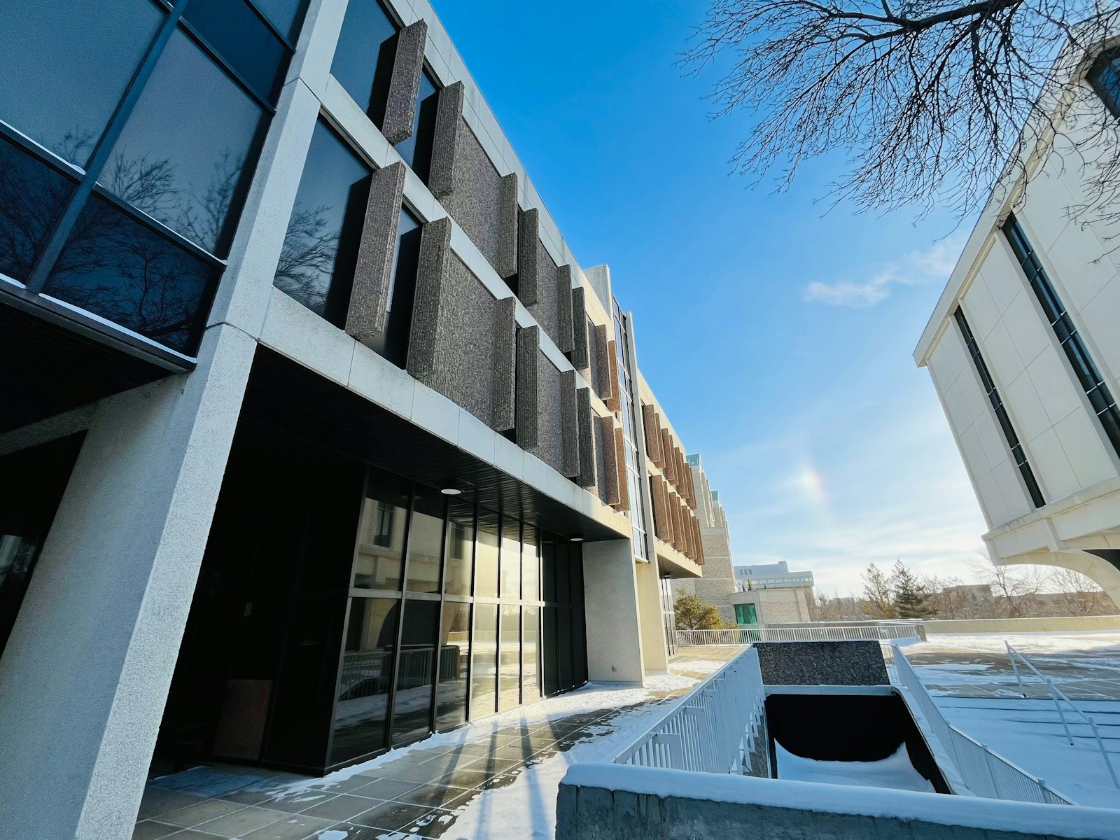 加拿大冬季College校园，白雪覆盖的现代化教学楼在蓝天下静谧庄严