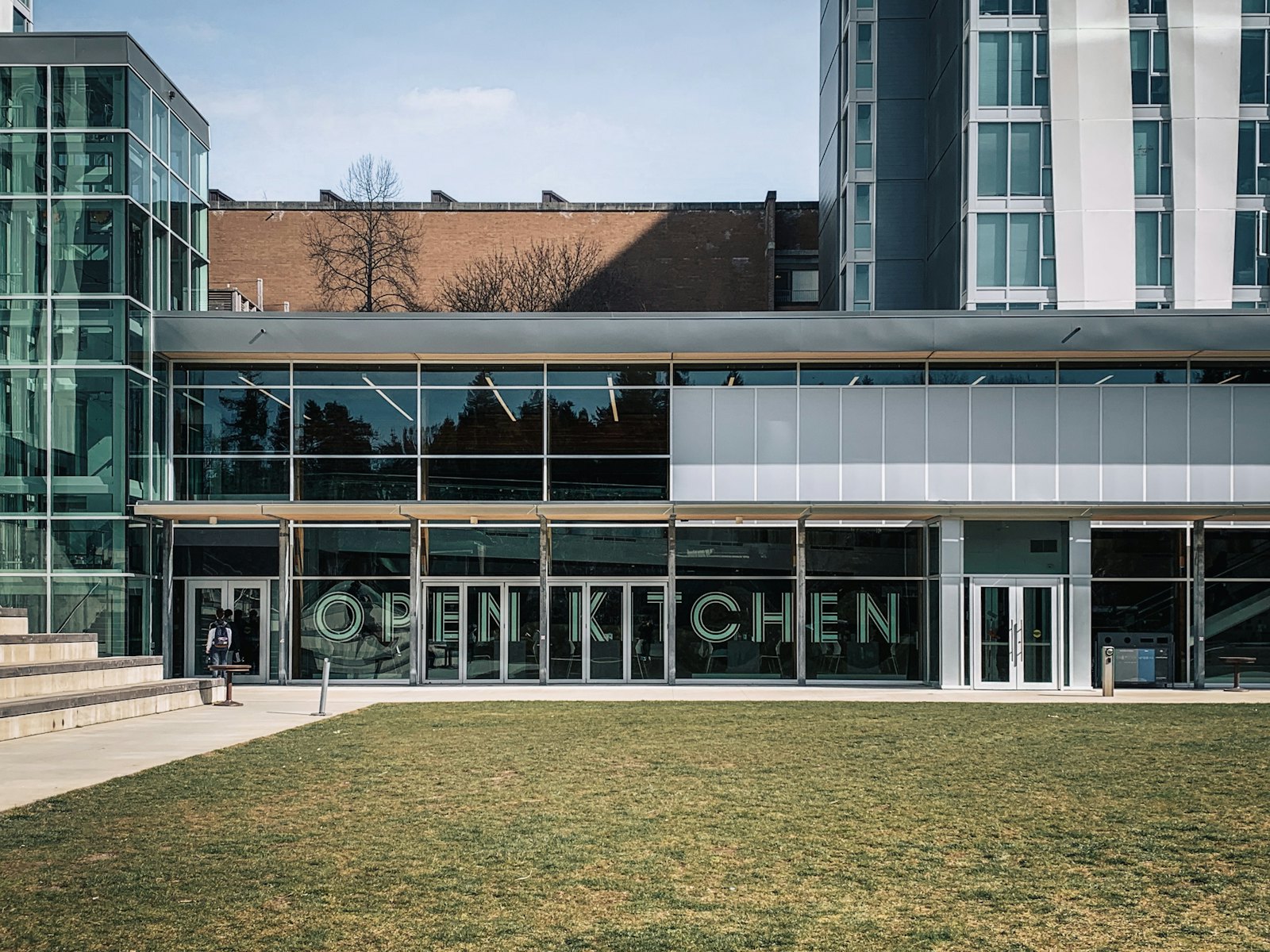 加拿大大学校园现代玻璃幕墙建筑，留学生在校园内来来往往