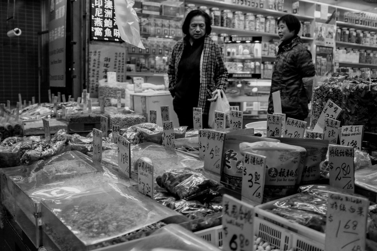 加拿大华人区亚裔食品市场,摆放着各类中国食材和调料,价格标签用中文标注