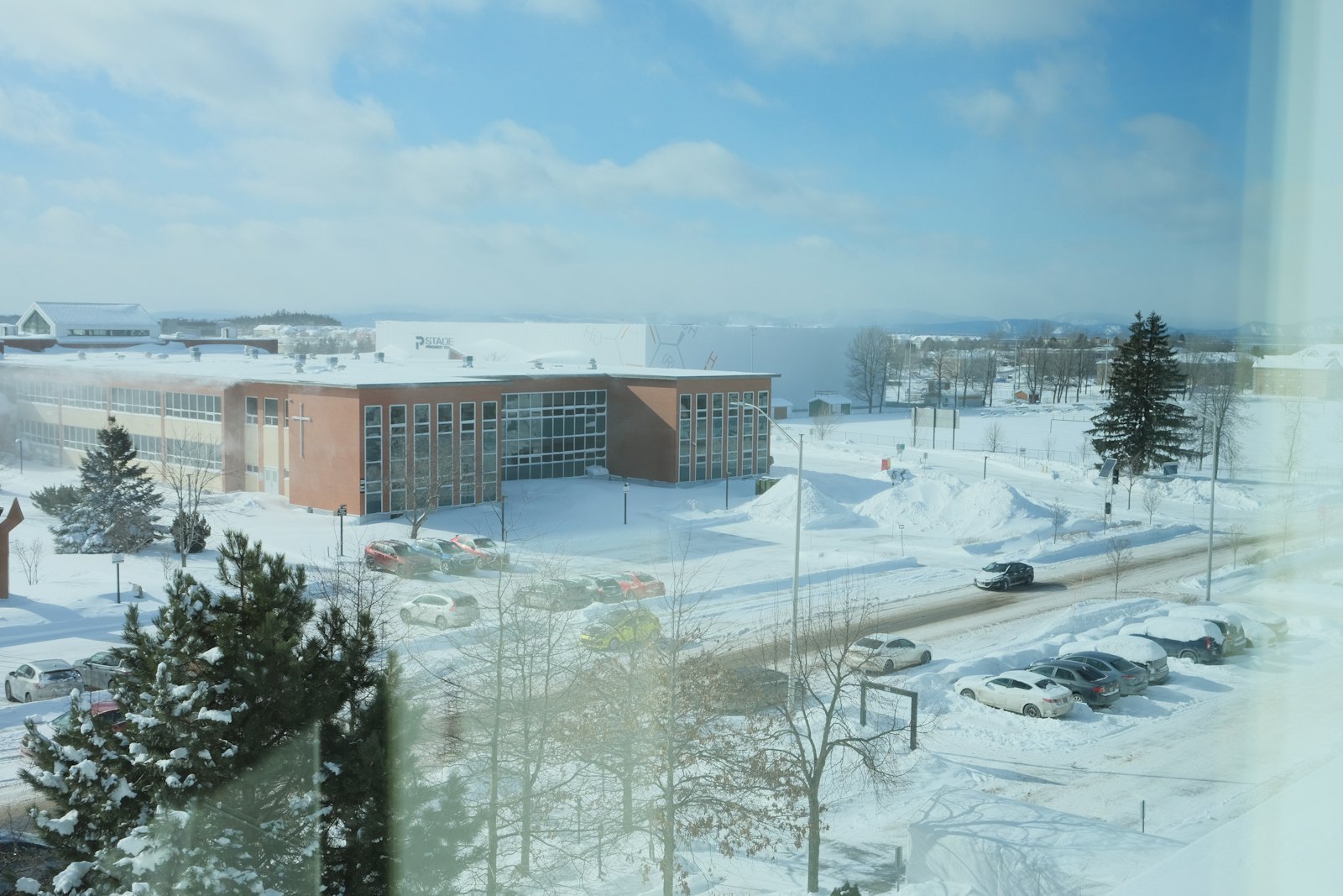 加拿大冬季学校校园,积雪覆盖的建筑与停车场