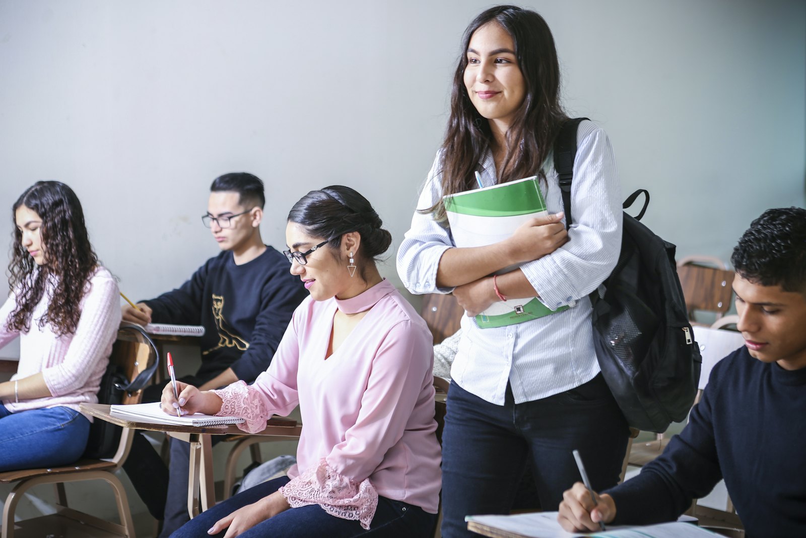 多元背景的青少年学生在课堂上认真学习