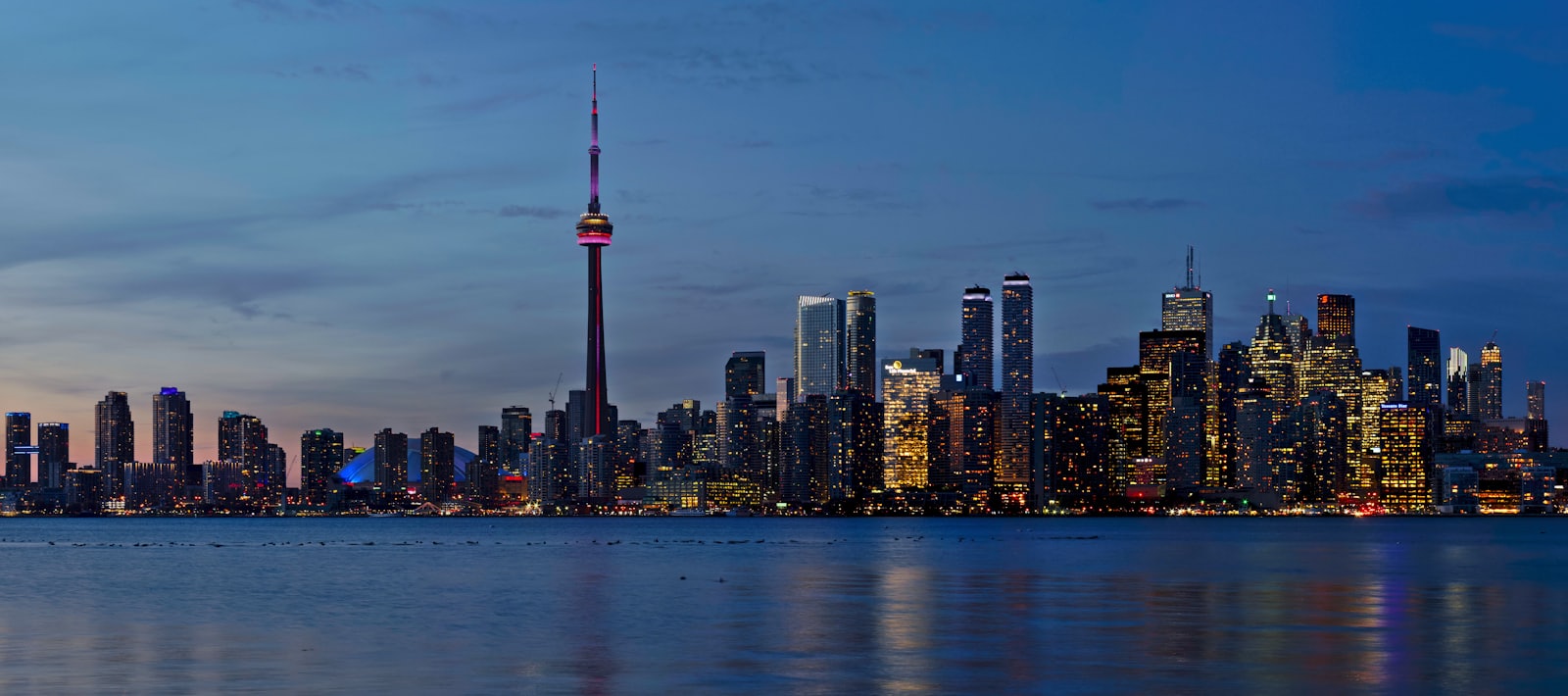 多伦多城市夜景与 CN Tower,加拿大最大的留学城市聚集了 TDSB、YRDSB 等顶级教育局