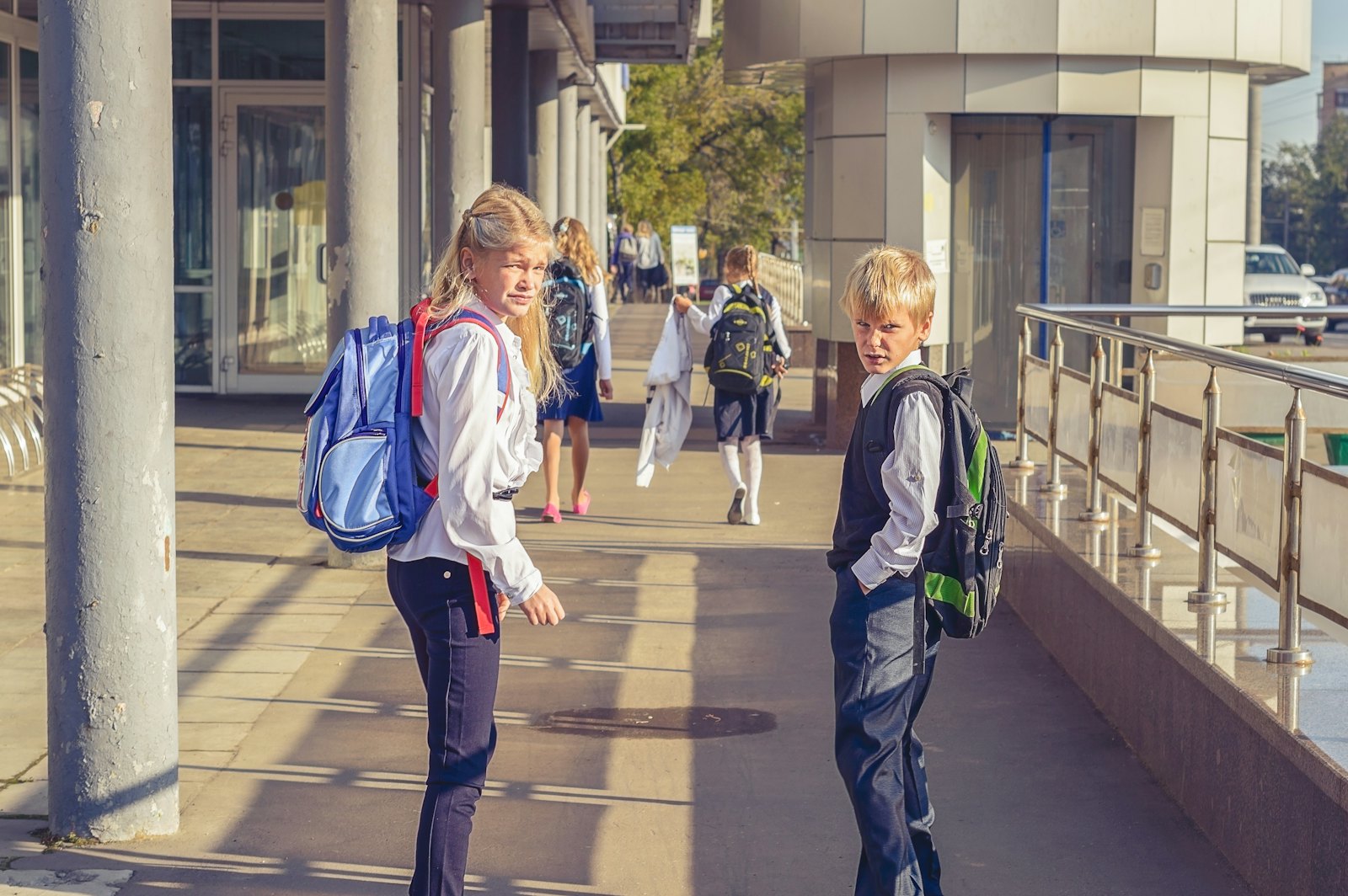学生背着书包在学校门外交流,加拿大中小学开学季